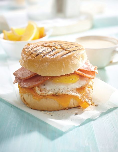 muffin and egg sandwich English Muffin Breakfast Aesthetic, Healthy Egg Mcmuffin Recipe, Homemade Egg Mcmuffin Healthy, Healthy Egg Mcmuffin, Meal Prep Egg Sandwich English Muffins, Gluten Free Breakfast Sandwich, Gluten Free Living, Free Breakfast, Gluten Free Cheese