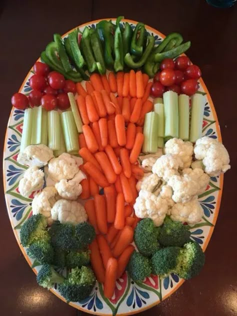 Minecraft Veggie Tray, Easter Fingerfood, Easter Vegetables Tray, Easter Lunch Table, Veggie Tray Ideas, Easter Vegetables, Easter Shapes, Easter Charcuterie, Veggie Plate