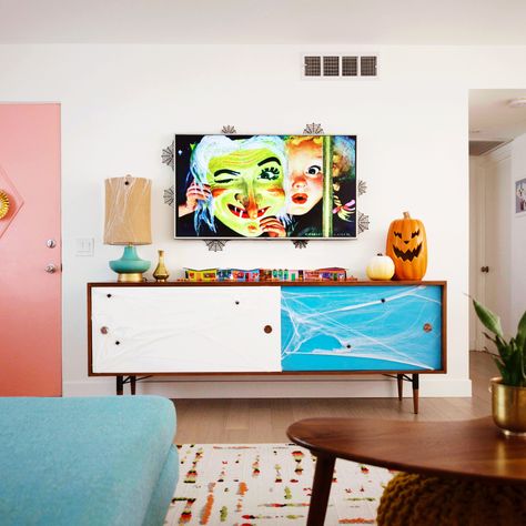 Mid Century Modern Halloween, Mid Century Halloween, Living Room Halloween, Modern Retro Decor, Diy Mid Century Modern, Modern Halloween Decor, Apartment Halloween, Halloween Decorating Ideas, Diy Mid Century