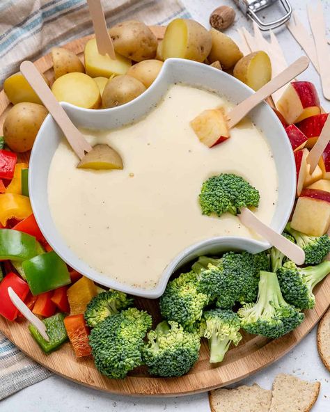 Easy Cheese fondue recipe made with cheddar and swiss cheese, served with veggies, bread, and apples. Healthy Fondue, Cheddar Cheese Fondue, Cheese Fondue Recipe Easy, Best Cheese Fondue, Easy Cheese Fondue, Cheese Fondue Recipe, Easy Fondue, Fondue Recipes Cheese, Fondue Recipe