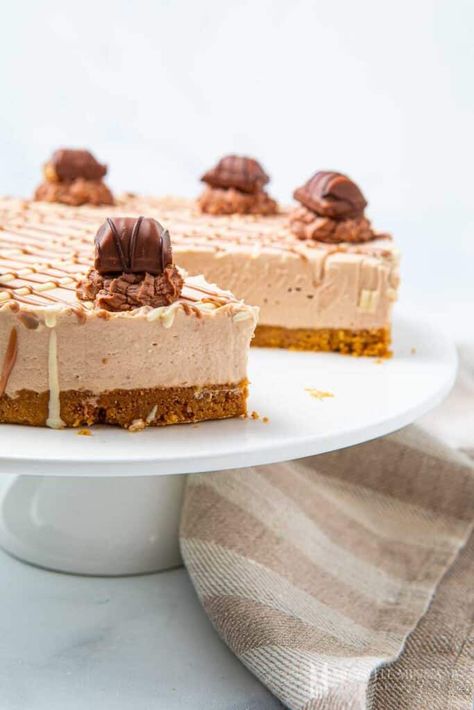 Purchase a large pack of Kinder Bueno candy bars and make this irresistible Kinder Bueno cheesecake recipe. It's a basic cheesecake recipe with the addition of these yummy treats | best cheesecake recipe| baking with candy| chocolate desserts| #cnady #cheesecake #desserts Kinder Bueno Recipes, Bueno Cheesecake, The Best Cheesecake Recipe, Basic Cheesecake Recipe, Best Cheesecake Recipe, Basic Cheesecake, Bueno Recipes, Crunchie Bar, Mint Cheesecake