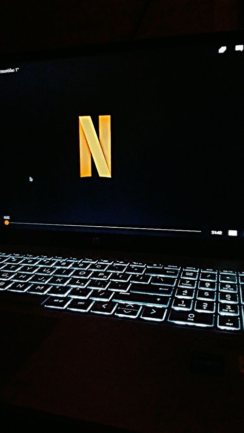 A Netflix n chill aesthetic night Netflix Aesthetic Laptop Night, Netflix On Laptop, Netflix And Chill Tumblr, Netflix Time, Chill Night, Chill Vibes, Netflix And Chill, Cool Instagram Pictures, Dark Room