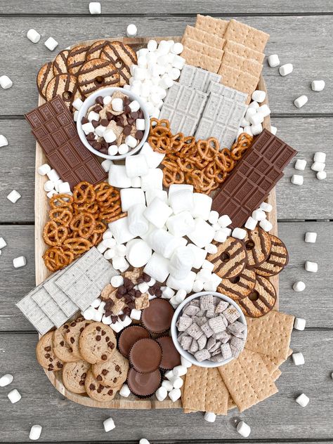 S'more Display Ideas, Desert Boards Ideas, Smores Board Bonfires, Fire Pit Smores Station, Smores Bar Christmas Party, Charcuterie Board Smores, Smores Platter Ideas, S’more Ideas, Fall Themed Snack Boards