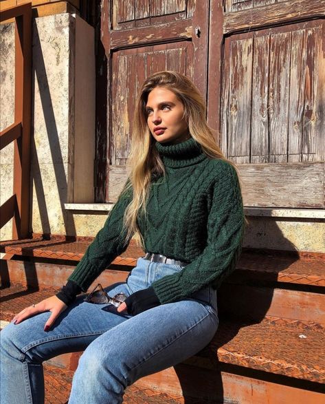 Emerald Green Turtleneck Outfit, Teal Green Outfits For Women, Dark Green And Light Blue Outfits, Forest Green Turtleneck Outfit, Emerald Green Sweater Outfit Winter, Green Turtle Neck Sweater Outfit, Green Turtleneck Sweater Outfit, Green Pullover Outfit Winter, Cold Sunday Outfit