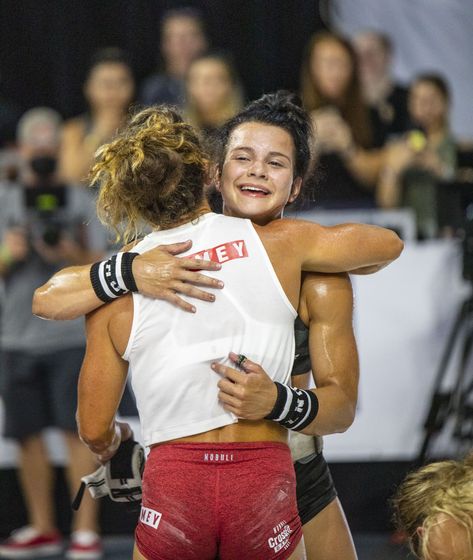 Five-time Fittest Woman on Earth Tia-Clair Toomey congratulates 17-year-old Mallory O’Brien on her wall walk and thruster event win. O’Brien, a Games rookie, broke Toomey’s winning streak, beating the champion by over 30 secs in the event. Buff Ladies, Tia Clair Toomey, Female Crossfit, Skeleton Muscles, Female Crossfit Athletes, Women Athletes, Buff Women, Crossfit Motivation, Crossfit Women