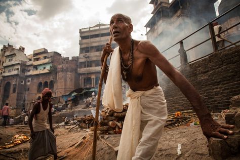 MANU VALCARCE Documentary photographer & Filmmaker - MANIKARNIKA GHAT Manikarnika Ghat, Orange Gown, Burning Body, Sacred Water, Western Culture, Documentary Photographers, Varanasi, The Circle, Filmmaking