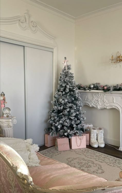 Pinkmas Aesthetic, Pink Christmas Bedroom, Xmas Vibes, Holiday Bedroom, Apartment Christmas, Winter Things, Christmas Dreaming, Winter Princess, Coquette Christmas