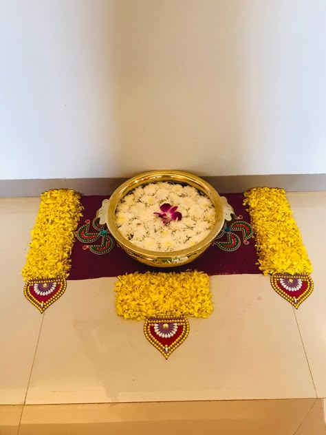 Rangoli Design With Urli, Flower Rangoli With Urli, Urli Decoration Ideas With Rangoli, Rangoli With Urli, Gruhpravesh Rangoli Design, Gauri Rangoli, Urli Decoration Ideas, Gauri Decoration, Puja Decor