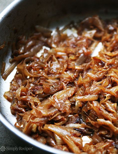 How to Caramelize Onions ~ How to slowly caramelize onions to bring out deep, rich, sweet flavor as the natural sugars in the onions caramelize. Video included. ~ SimplyRecipes.com Caramelized Onions Recipe, Simply Food, Carmelized Onions, Plant Based Burgers, French Onion Dip, Dash Diet, Onion Recipes, French Onion, Juicy Chicken