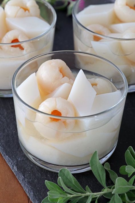 Almond Jelly With Lychee, Almond Jello Recipe, Almond Pudding Chinese, Asian Flavors Dessert, Vietnamese Dessert Easy, Lychee Dessert Recipes, Jelly Dessert Ideas, Almond Jello, Lychee Dessert