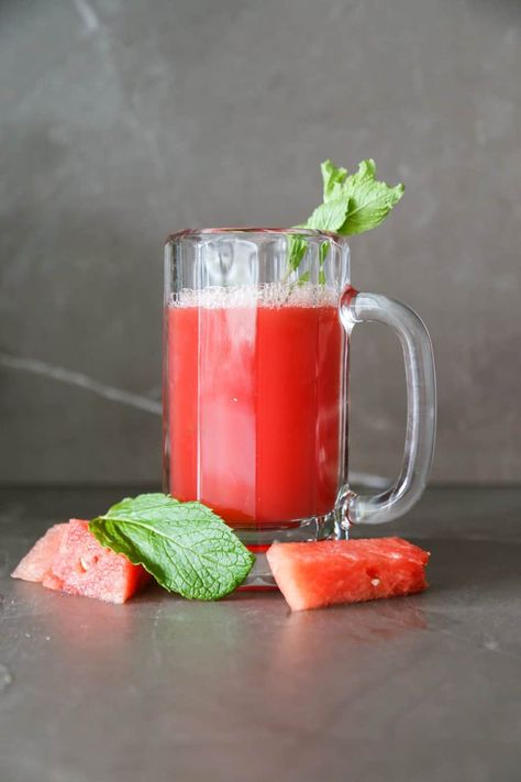 2 Ingredient Watermelon Mint Juice Recipe - Eating Works Kale Tonic Recipe, Mint Juice Recipe, Watermelon And Mint, Juice Pulp Recipes, Mint Juice, Pineapple Juice Recipes, Pulp Recipes, Green Lemonade, Watermelon Recipe