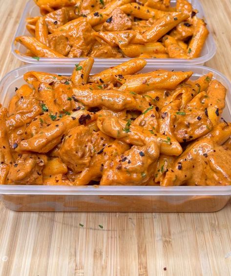 Jalal Sameja - Creamy Spicy Chipotle Chicken Pasta - 533 Calories Spicy Chipotle Chicken, Pasta Meal Prep, Chipotle Chicken Pasta, Chipotle Pasta, Chipotle Paste, Raw Chicken Breast, Protein Pasta, Chilli Paste, Chipotle Chicken