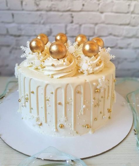 New Year’s Eve Birthday Cake, New Years Cake Ideas 2024, Winter Theme Cake Ideas, Nye Cake Ideas, New Year Cake Design 2023, New Years Cake Decorating, New Years Cake Ideas, Christmas Cake Ideas Elegant, New Years Cakes