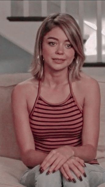 Sarah Hyland Short Hair, Hailey Modern Family, Sarah Hyland Hair, Haley Modern Family, Modern Family Haley, Haley Dunphy, Sarah Hyland, Haircut Inspiration, Tank Top Outfits