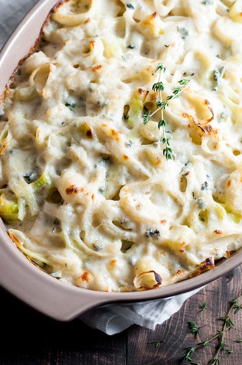 Turnip and Leek Blue Cheese Gratin - Natural Comfort Kitchen Turnip Salad, Cheese Gratin, Turnip Soup, Vegetable Gratin, Butternut Squash Gratin, Roasted Turnips, Turnip Recipes, Best Vegetable Recipes, Turnip Greens