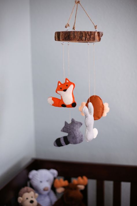 Woodland Nursery, love the felt mobile animals! Gorgeous Nursery, Diy Baby Mobile, Baby Mobil, Fox Nursery, Diy Bebe, Baby Time, Woodland Baby, Nursery Inspiration, Baby Crib