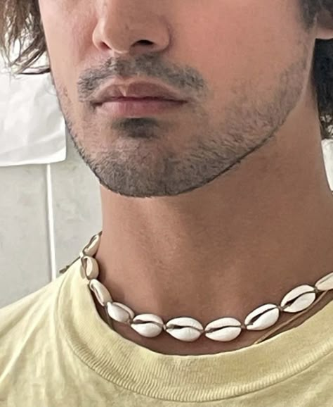 Shell Necklace Men, Barcelona Fits, Guys Accessories, Ideas De Feed, Blue Hair Aesthetic, Shells Necklace, Hawaiian Necklace, Surfer Boys, Man Jewelry