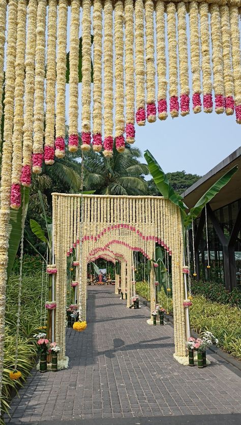 Fere Mandap Decoration, Indian Temple Wedding Decoration, Entrance Door Design Wedding, Sangeet Entry Gate, Wedding Entrance Decoration Indian, Wedding Pathway Decor, Varmala Stage Decor, Wedding Gate Entrance, Reception Decorations Indian