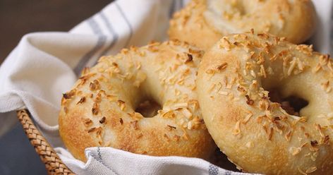 Soft Pretzel Recipes, Baked Bagels, Artisan Bread Recipe, Onion Bagel, Bagel Recipes, Pretzel Recipes, Soft Pretzel Recipe, Snacks To Try, Cheese Bagels