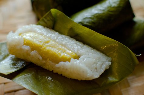 Luke Nguyen gives the recipe for this popular dish sold throughout Laos at markets and street stalls. A neat parcel of sweet sticky rice with banana it is a great snack when you need a lift of energy. Sticky Rice Cake Recipe, Laos Desserts, Banana And Rice, Sticky Rice Cakes, Sticky Rice Cake, Sweet Sticky Rice, Rice Cake Recipes, Cambodian Food, Khmer Food