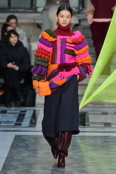 Knitting Fashion Design, Giant Knitting, Knitwear Inspiration, Practical Fashion, Knitwear Fashion, Fall Collection, Vogue Fashion, Knitwear Design, Fashion Show Collection