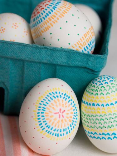 Use fine-tip markers to draw simple dashes and dots in repeating designs on your #Easter eggs. Simple Easter Egg Designs, Easter Egg Decorating Ideas, Egg Decorating Ideas, Diy Easter Eggs, Creative Easter Eggs, Painted Eggs, Easter Egg Designs, Easter Egg Crafts, Egg Crafts