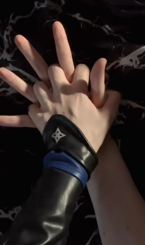 Scaramouche Fatui Outfit, Kpop Hand Signs Ideas Shifting, Hand On Glass Reference, Scaramouche Tattoo Neck, Scaramouche Maid Outfit, Scaramouche Boyfriend Material, Hand Holding Glasses Reference, Scaramouche Body Pillow, Scaramouche In A Suit