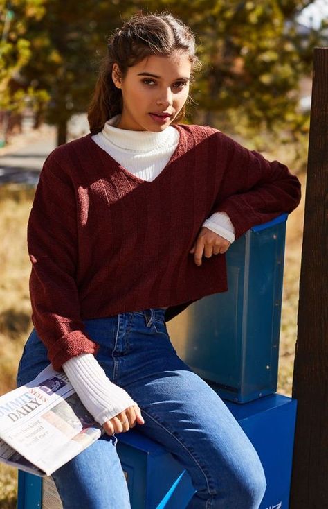 Winter Outfits That Are Warm And Cute - Society19 Look 80s, Birkenstock Outfit, Looks Pinterest, Pullover Outfit, 90s Fashion Outfits, 90s Outfit, School Looks, Outfit Trends, Moda Vintage