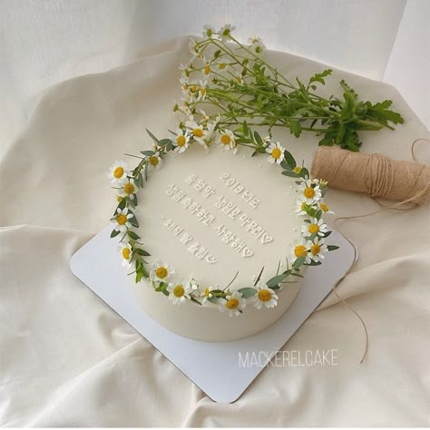 Chamomile Cake Design, K Pop Cake Design, Daisy Cake Ideas Simple, K Pop Cake, Daisy Cake Pops, Daisy Cake Birthday, Chamomile Cake, Daisy Cake, Birthday Cake Decorating Ideas