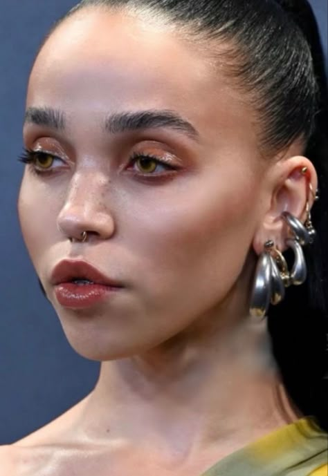 Fka Twigs Makeup, Fka Twigs Art, Twig Art, Moncler Genius, Makeup For Black Skin, Fka Twigs, Runway Makeup, 90s Aesthetic, Matte Eyeshadow