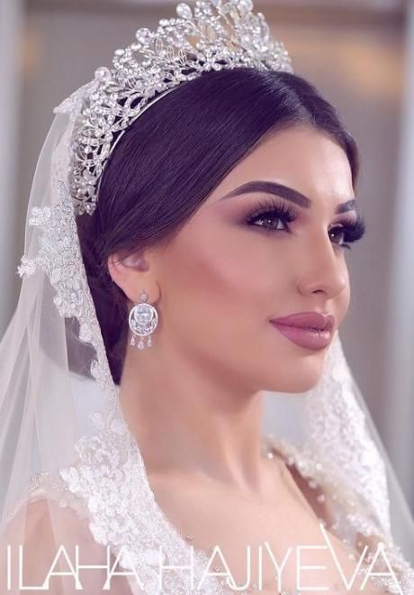 Bridal Hairstyles with Veils and Tiaras Wedding Tiara Veil, Wedding Hairstyles With Crown, Bridal Veils And Headpieces, Wedding Tiara Hairstyles, Bridal Hair Veil, Bridal Makeup Wedding, Bride Tiara, Glamorous Hair, Wedding Hairstyles With Veil