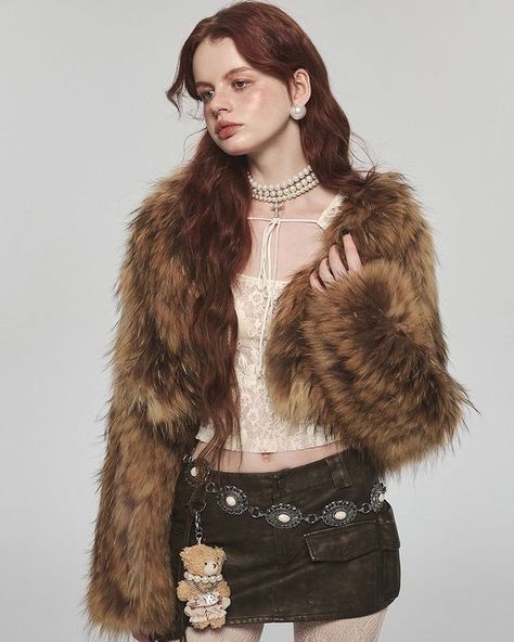 Faux Fur Fashion, Fur Shrug, Wife Style, Fur Top, Fur Accessories, Winter Fits, Fur Fashion, Mink Fur, Warm Coat