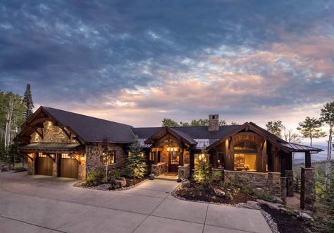 Breathtaking mountain estate in Utah surrounded by a grove of aspens Modern Ski Home, Rustic Mountain Homes, Mountain Home Exterior, White Exterior Houses, Exterior Home Design, Rustic Exterior, Exterior Home, Timber Frame Homes, Park City Utah