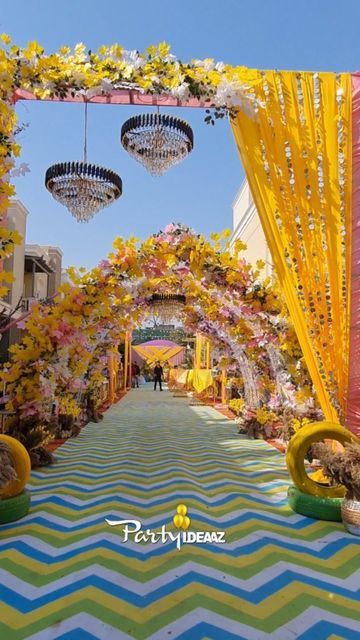 Haldi Photobooth, Engagement Entrance Decor, Wedding Haldi Decoration, Haldi Venue Decor, Elegant Haldi Decor, Haldi Entrance, Indoor Haldi Decor Ideas, Luxury Haldi Decoration, Colorful Haldi Decor