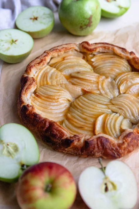 Apple Puff Pastry Galette - Bakes by Brown Sugar Puff Pastry Galette, Puff Dessert, Puff Pastry Crust, Apple Puff Pastry, Apple Galette, Puff Pastry Dough, Apple Filling, Apricot Jam, Pastry Dough