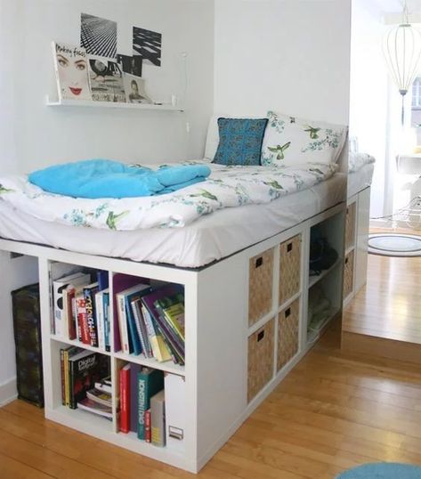 Pour surélever un lit et créer des rangements dans une chambre - Magazine Avantages Design Seed, Ikea Kallax Shelf, Murphy Bed Ikea, Kallax Shelf, Ikea Kallax, Ikea Bed, Apartment Organization, Seni Dan Kraf, Kallax Ikea