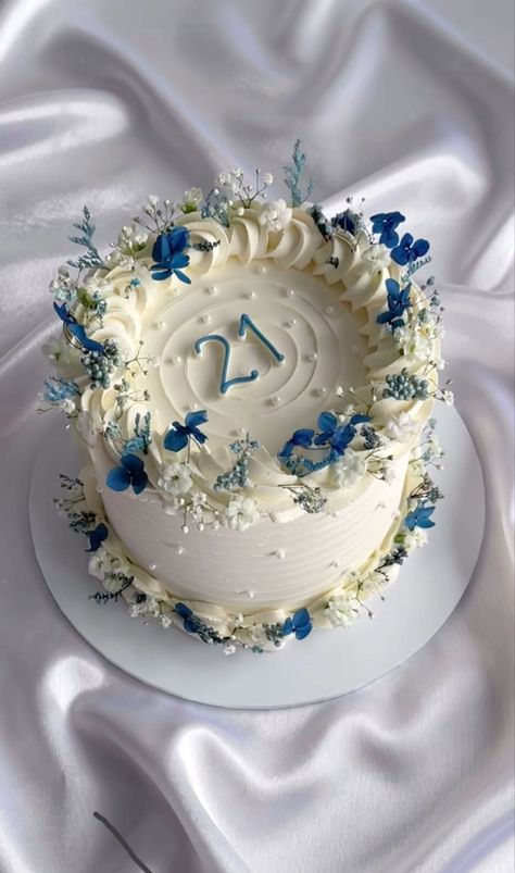 Tårta Design, 22nd Birthday Cakes, Blue Birthday Cakes, Small Birthday Cakes, Vintage Birthday Cakes, 21st Cake, 21st Birthday Cakes, 16 Birthday Cake, Cake Mini