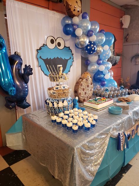 Backdrop and dessert table Cookie Monster Backdrop, Monster Diy, Cookie Monster Birthday Party, Backdrop Balloon, Monster Baby Showers, Cookie Monster Party, Cookie Monster Birthday, Royal Baby Showers, Party Inspo