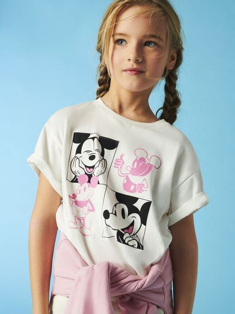 Round neck T-shirt with short sleeves and a Mickey ©Disney print. Contrast Mickey ©Disney print on the front. Made of a pleasant 100% cotton fabric. Perfect for wearing by itself or as part of an outfit. Disney Outfits Girls, Disney Clothing, Cute Disney Outfits, Merch Products, Disney Print, Disney T Shirt, Disney Fashion, Girls Graphic Tee