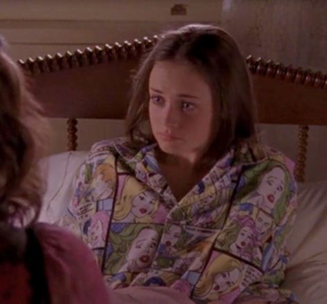 Rory Gilmore Style, Gilmore Girls Outfits, Girls Pjs, Jess Mariano, Alexis Bledel, Fashion Illustration Dresses, Rory Gilmore, Studying Inspo, Old Money Aesthetic