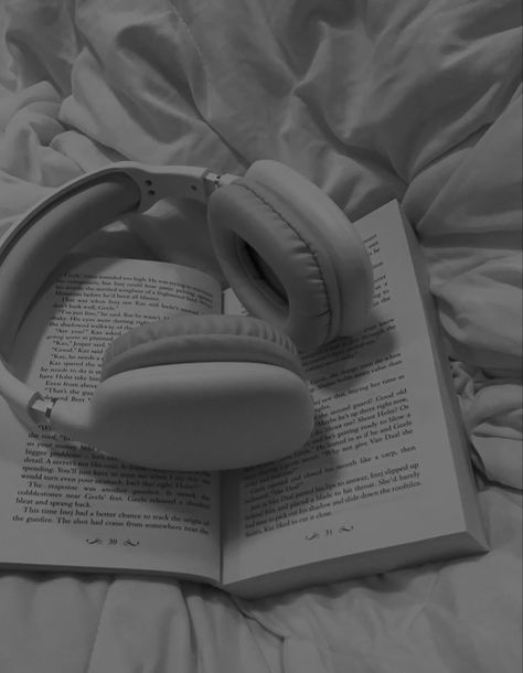 Books And Pens Photography, Tomboy Aesthetic, Aesthetic Profile Picture Cartoon Soft, Photography Shoot, Pregnancy Photography, White Headphones, Cream Aesthetic, Book Wallpaper, Insta Profile Pic