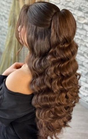 Hollywood Wave Half Up Half Down, Hollywood Curls Half Up Half Down, Half Up Half Down Hollywood Waves, Hairstyle Examples, Hair Curling Tips, Simple Prom Hair, Guest Hair, Hairstyles For Layered Hair, Quince Hairstyles