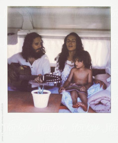 Hippie Family Photoshoot, Dream Family Aesthetic, Hippie Couple Aesthetic, Pregnant Hippie, Young Family Aesthetic, Hippie Mom Aesthetic, Van Life Family, Family Van Life, Family Polaroid