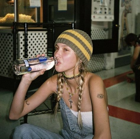 Urban Bohemian Fashion, Dazed And Confused Aesthetic Outfits, Beanie Boylston, Camille Jansen, Photographie Indie, Mode Hippie, 13k Followers, Smart Water, Concert Fits