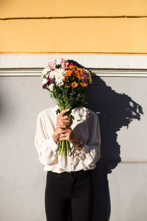 Flower Portraits, Makeup Tumblr, Dslr Photography Tips, Dslr Photography, School Photography, Holding Flowers, Fashion Photography Inspiration, Trendy Flowers, Ideas Photography