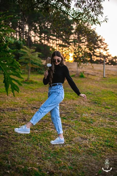 Jeans Outfit Photo Poses, Photography Poses In Ooty, Poses In Garden Instagram, Garden Photo Poses, Garden Pose Ideas, Poses For Pictures Instagram Standing In Jeans, Candid Poses Women, Ooty Trip Outfit, Garden Poses For Women