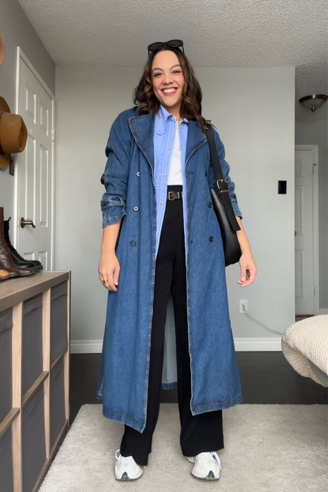 Demin Trench Coat Outfit, Trench Coat Jeans Outfit, Denim Long Jacket Outfit, Jean Trench Coat Outfit, Long Denim Coat Outfit, Jean Coat Style Women, Denim Duster Outfits, Jeans Trench Coat Outfit, Jean Coat Outfit