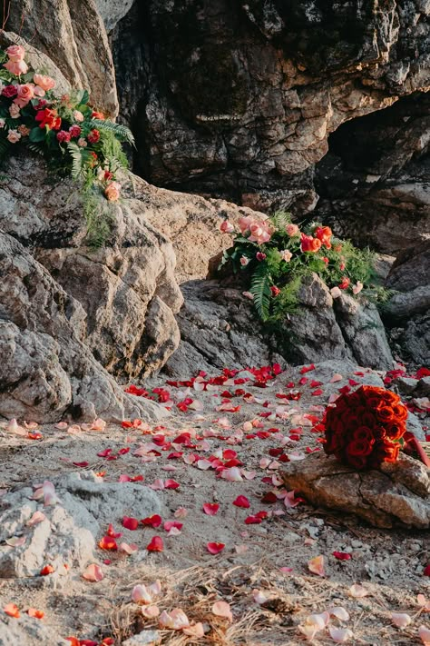 Romantic Proposal by Lake Coeur d'Alene via Rocky Mountain Bride Mountain Top Proposal Ideas, River Proposal Ideas, Mountain Proposal Ideas, Sunset Proposal Ideas, Camping Proposal, Dream Proposal Romantic, Simple Proposal Ideas Engagement, Forest Proposal, Nature Proposal