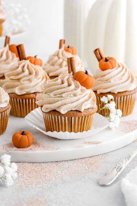 If Fall could have a favorite cupcake, it would be these oh-so delicious Pumpkin Cupcakes with Spiced Buttercream Frosting! Easy to make, tender, moist, and full of pumpkin flavor. The best part? These cupcakes are ready in less than an hour! Pumpkin Cupcakes Easy, Amazing Thanksgiving Desserts, Chai Latte Cupcakes, Pumpkin Chai Latte, Spiced Buttercream, Bakers Table, Fall Cupcakes, Pumpkin Chai, Sugar Pumpkin