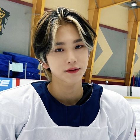 Kpop Idol Hairstyle Men, Hyunjin Hair, Epex Icons, Kpop Hair Color, Bleached Hair Men, Boys Colored Hair, Silver Hair Highlights, Color Block Hair, Skunk Hair